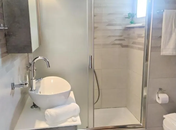 Sea Side View Steps From The & Daire Hanya